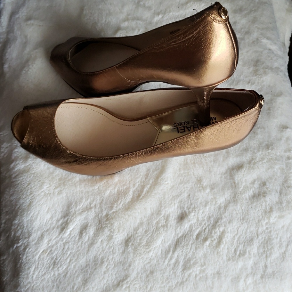 MICHAEL Michael Kors Bronze Metallic 7M Pumps